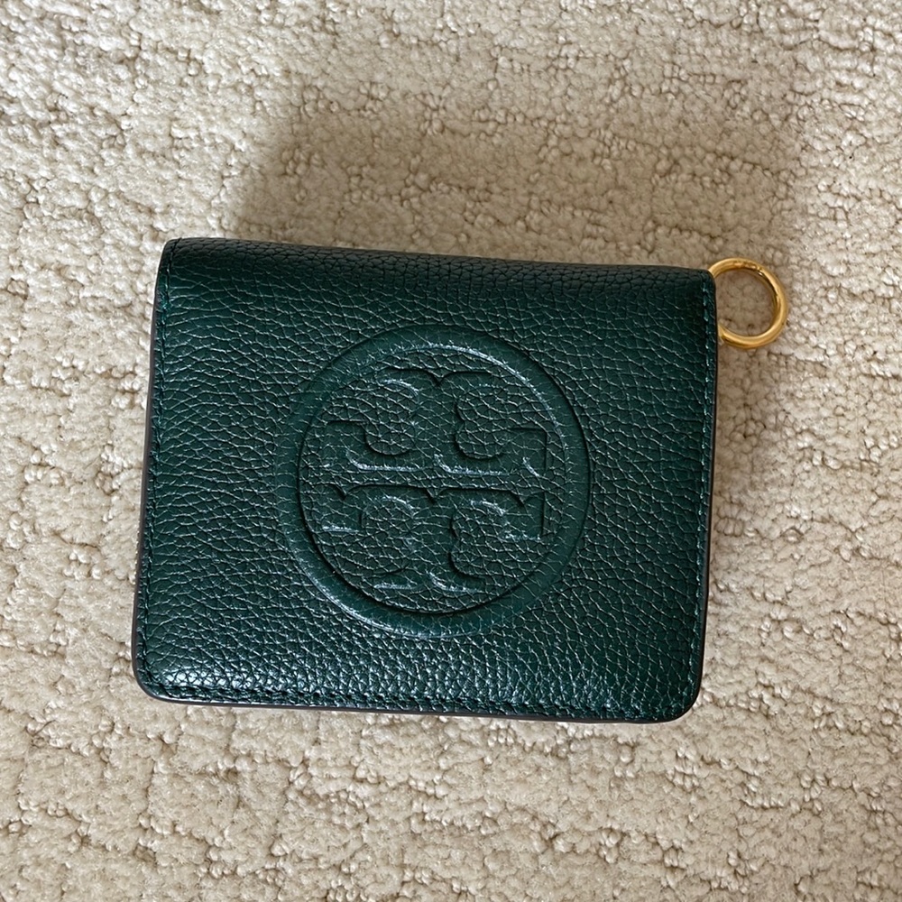 forest green tory burch wallet!!!